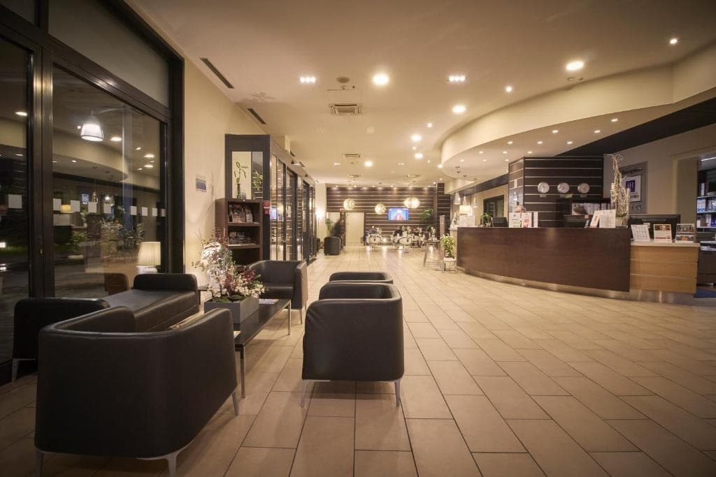 4* HOTEL A MILANO - image 2