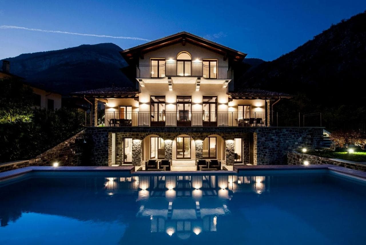 LUSSUOSA VILLA SUL LAGO DI COMO - Image 1