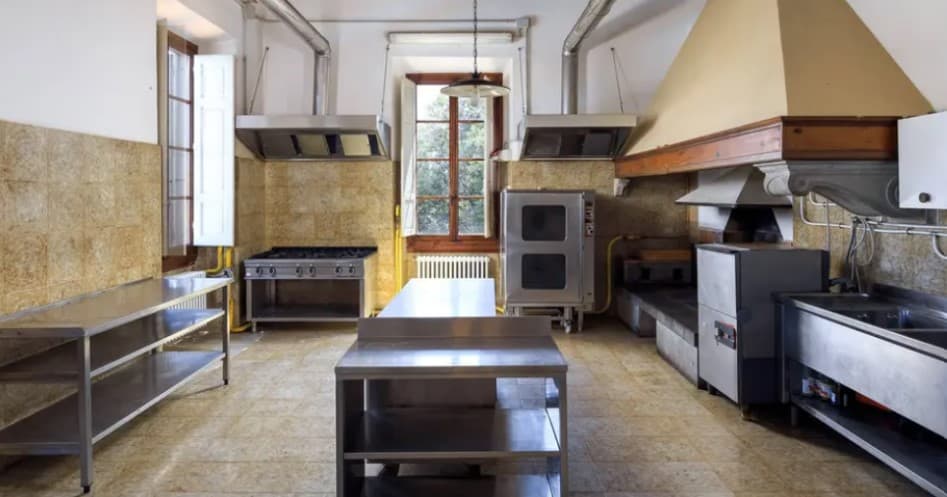 SFARZOSO CASTELLO DEL XIV SECOLO - Image 13